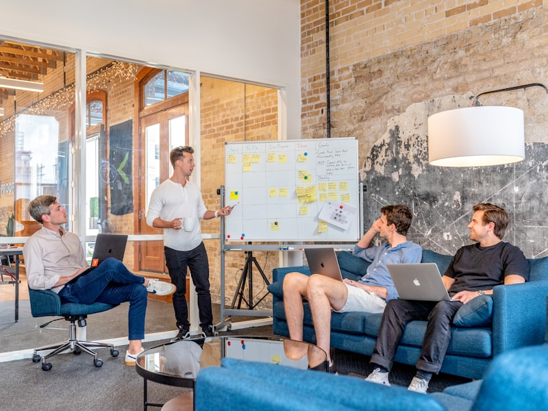 Apa yang Dapat Dipelajari Startup dari Playbook Fortune 500 (dan Apa yang Harus Dihindari)